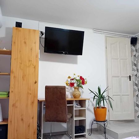Edi Apartman Vecsés Buitenkant foto